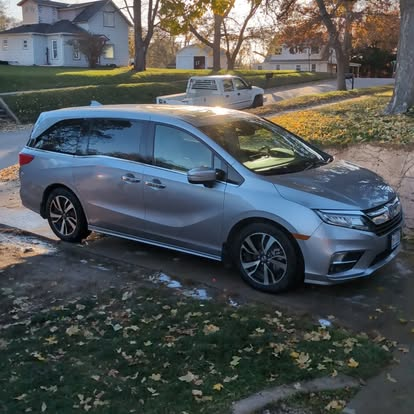 Silver Honda Odyssey exterior after full detail showing gleaming paint finish